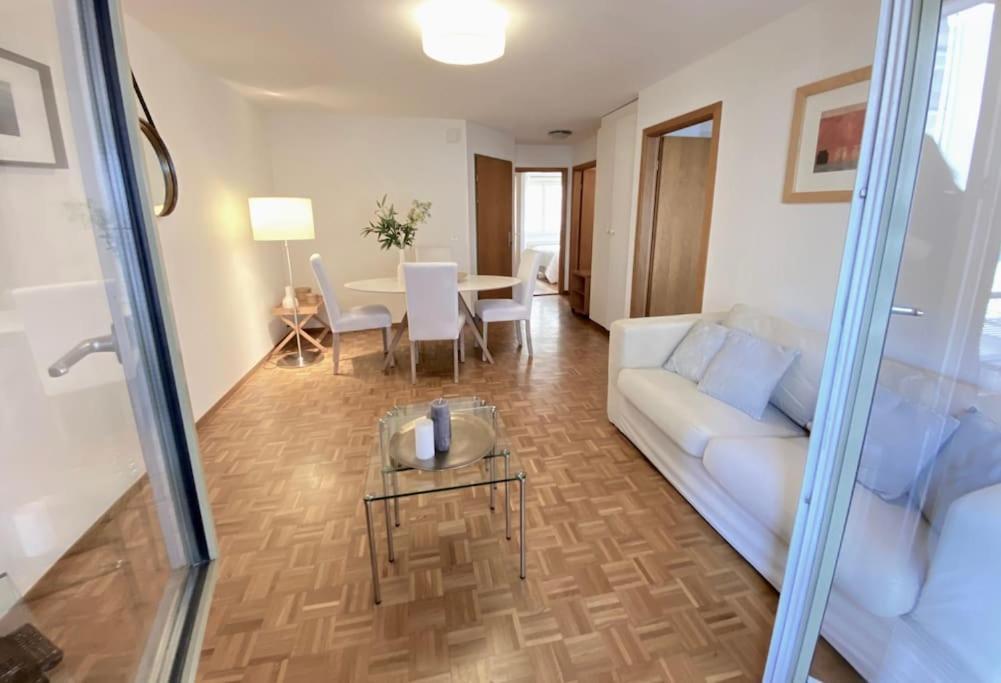 Comfortable, Very Well Located Between Train Station And Lake! Lausanne Bagian luar foto